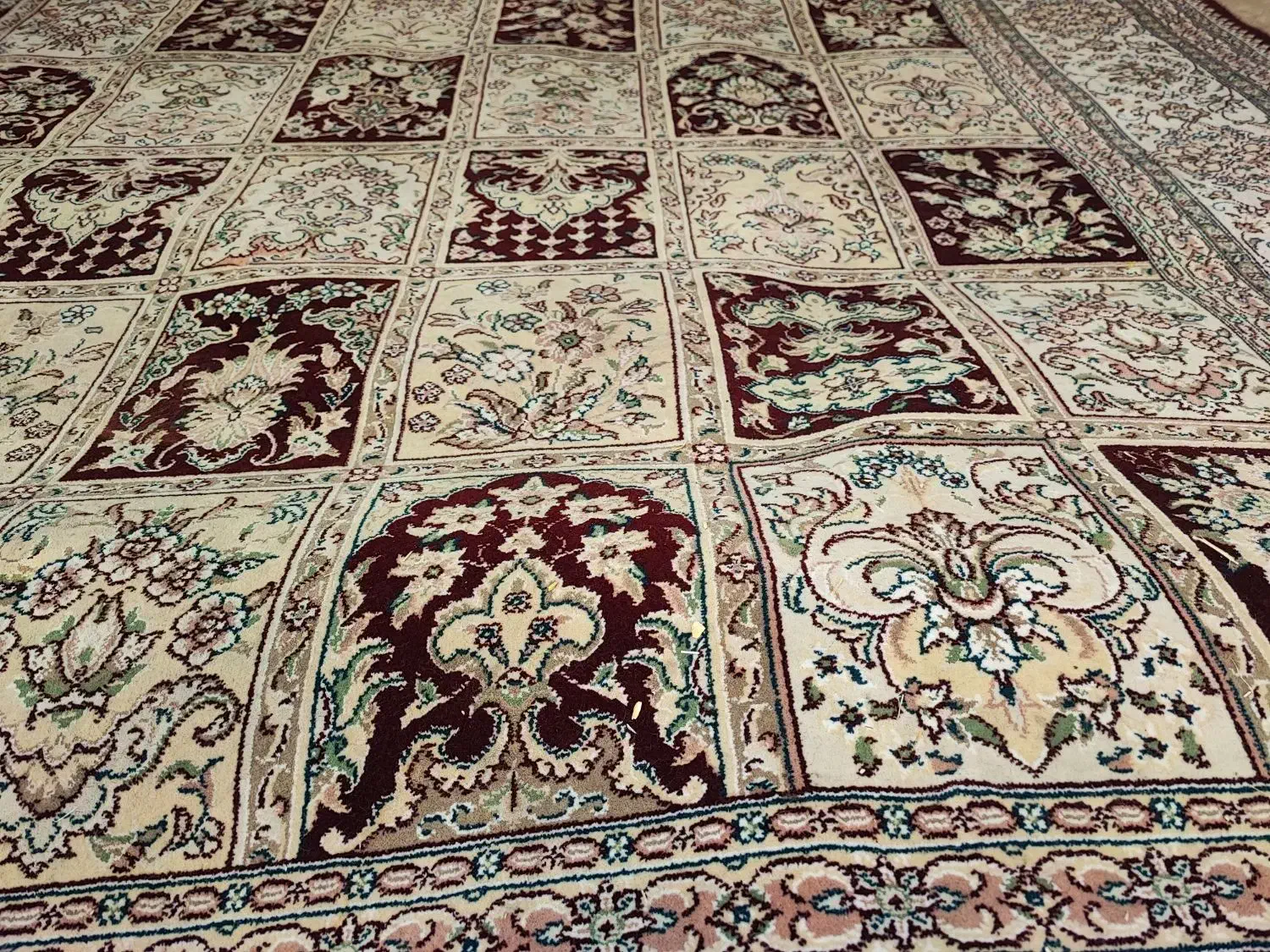 دو تخته فرش نه متری جفت.|فرش|سربند, |دیوار