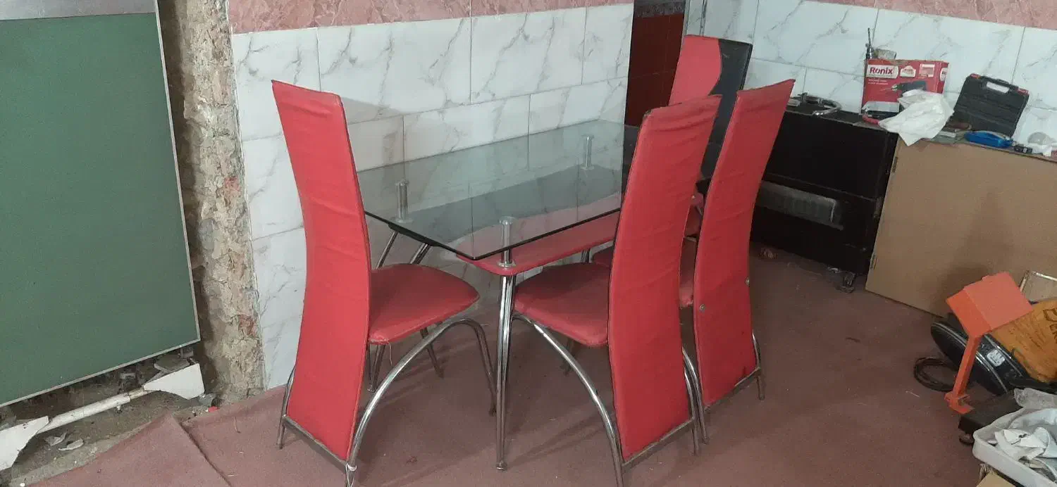 میز غذا خوری شش نفره سالم شیشه ای وچهار عدد صندلی|میز و صندلی غذاخوری|همدان, |دیوار