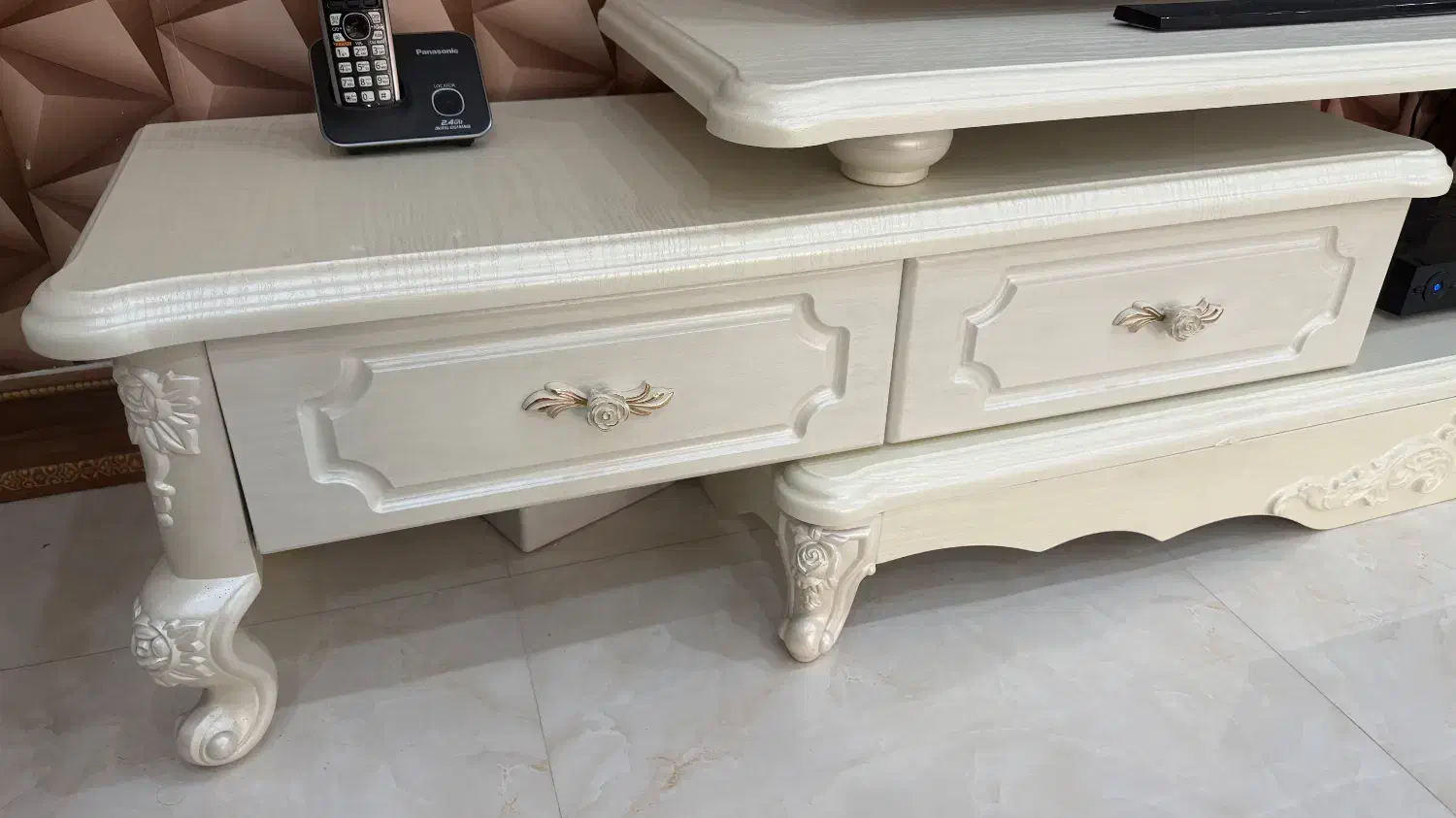 میز تلویزیون در حد نو|میز تلویزیون|اندیشه, اندیشه فاز ۳|دیوار