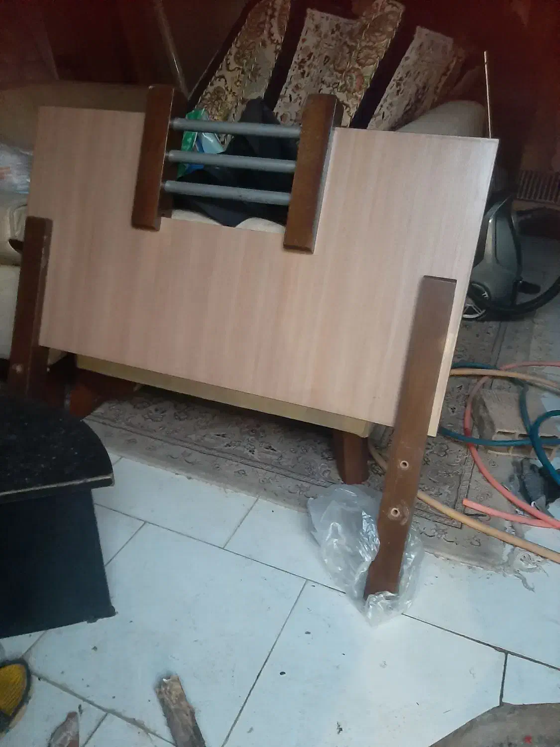 تخت یک نفره|تخت و سرویس خواب|بندر انزلی, ساحل قو|دیوار