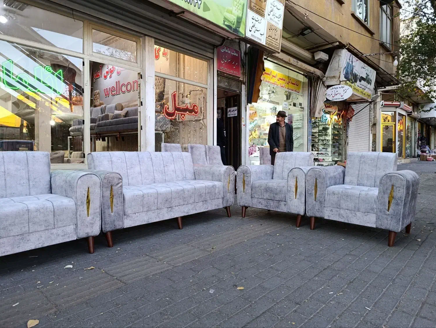 فضای شیک خانه با مبل راحتی با پارچه ی ضدلک و ضخیم|مبلمان خانگی و میز عسلی|تبریز, |دیوار