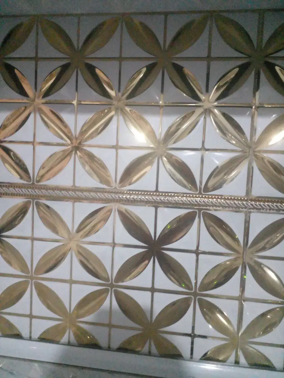 نصب کاشی بین کابینت .اجرای کارهای کف بدون کنده کار|خدمات پیشه و مهارت|رشت, رودباری|دیوار