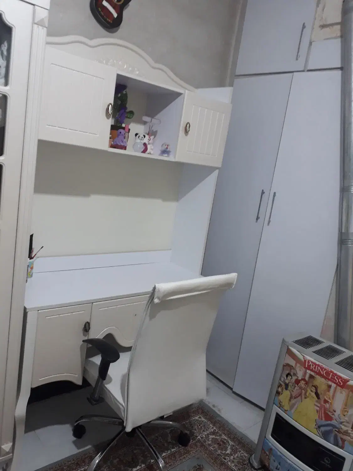 میز تحریر  به همراه صندلی متحرک|میز تحریر و کامپیوتر|اسلام‌شهر, شهرک مفیدی|دیوار