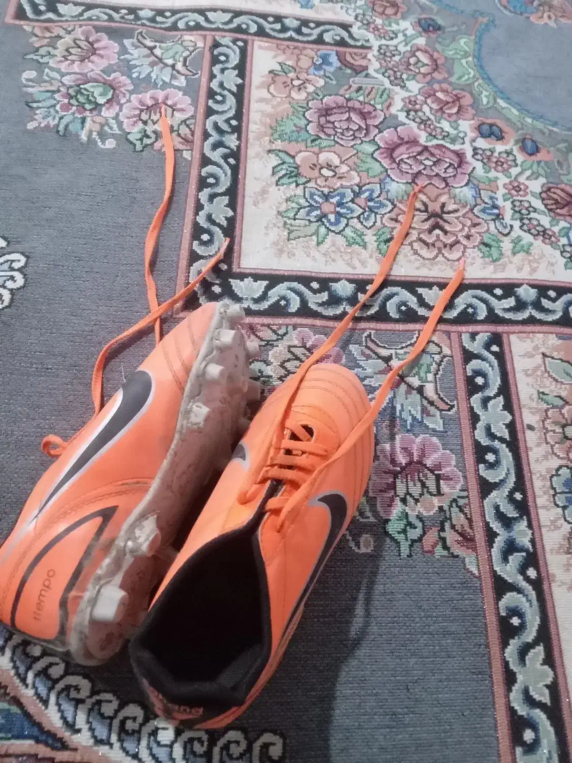 این کفش رو تازه خریدم نو نو دورزباش رفتم چمن|کیف، کفش، کمربند|باوی, |دیوار