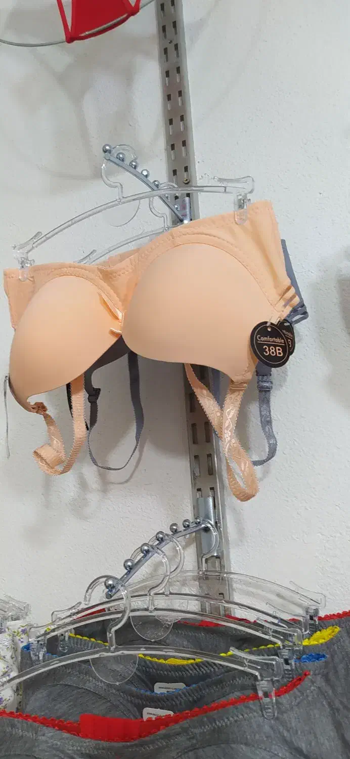 تعدادی لباس زیرزنانه|لباس|بومهن, |دیوار