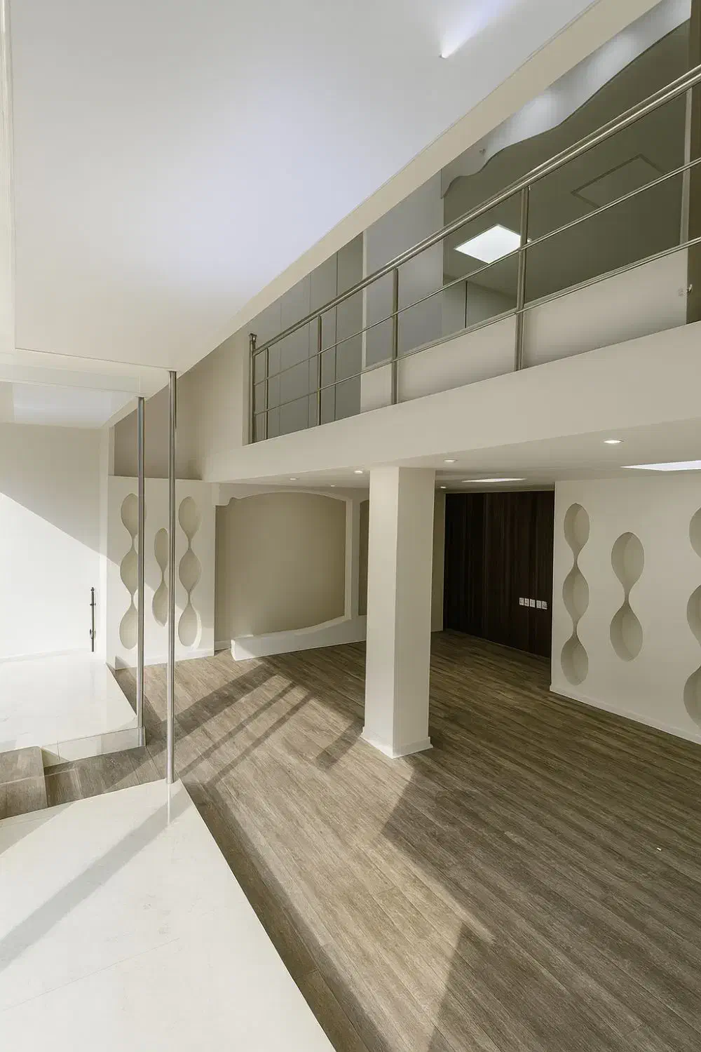 اجاره مغازه بزرگ بالکن دار براصلی تختی|اجارهٔ مغازه و غرفه|رشت, سعدی (تختی)|دیوار