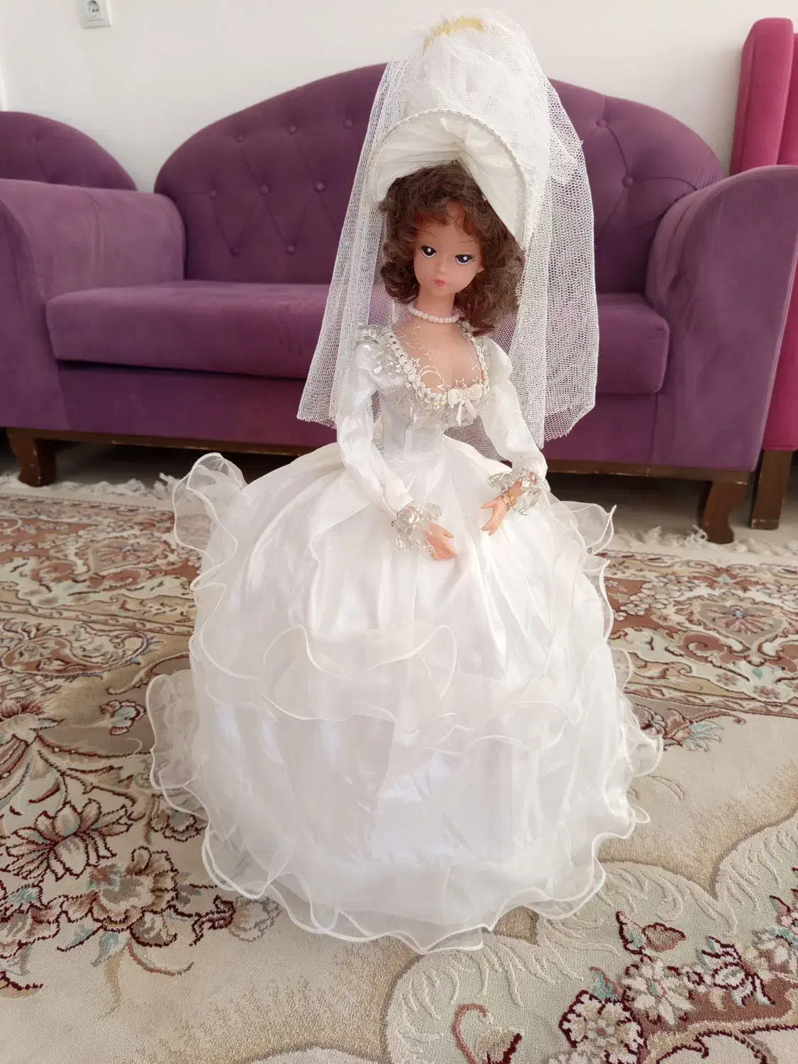 عروسک|اسباب‌بازی بچه|صحنه, |دیوار