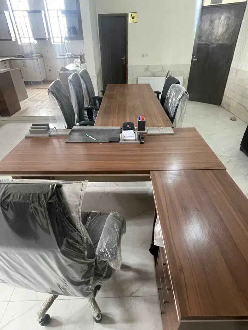 میز مهندسی و میز کنفرانس به همراه شش تا صندلی|مبلمان اداری|سیرجان, |دیوار