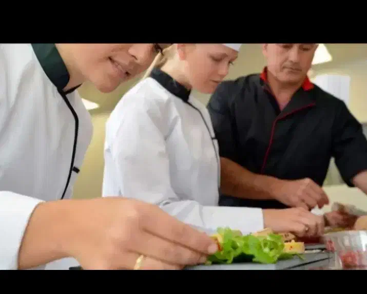 خانم   با اسکان  در  قشم|استخدام خدمات فروشگاه و رستوران|امامزاده عبدالله, |دیوار