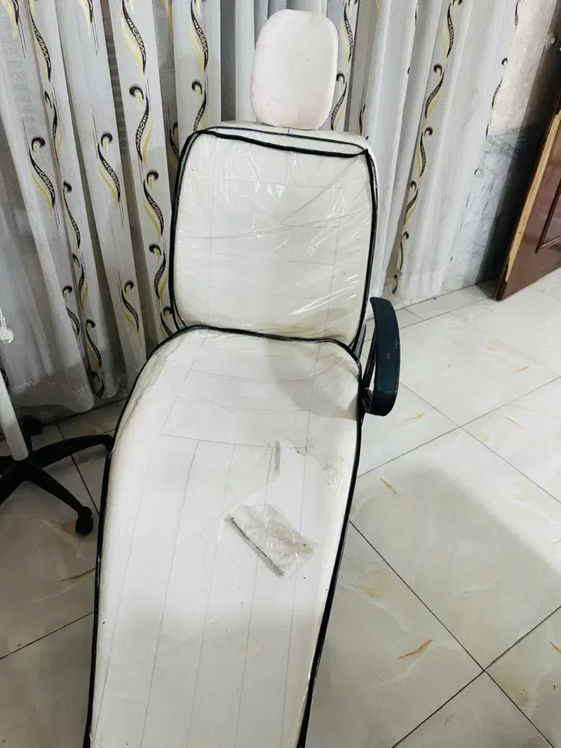 صندلی اصلاح طرح برقی در حد نو رنگ سفید|آرایشگاه و سالن‌های زیبایی|یزد, |دیوار