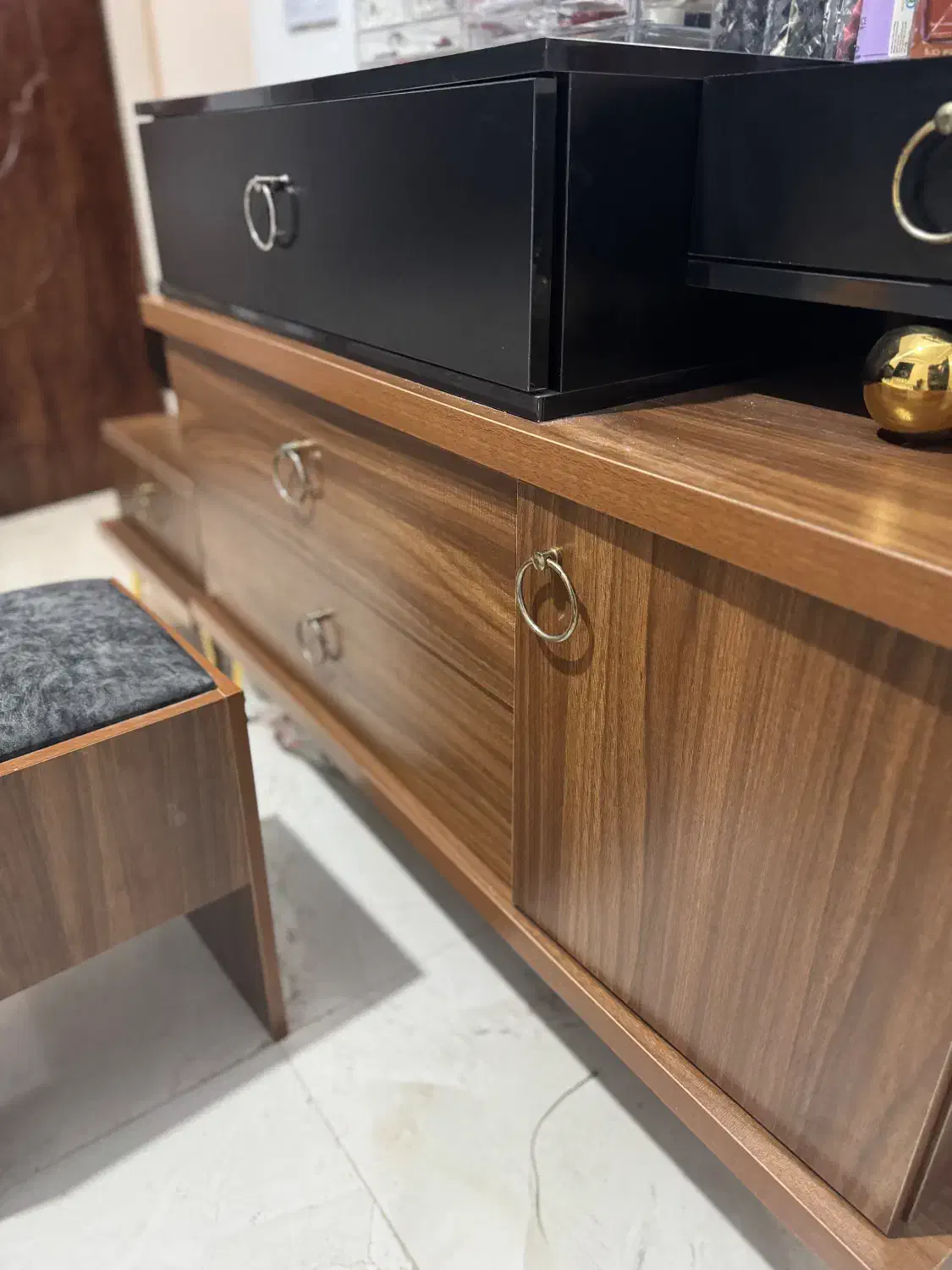 تخت و میز ارایش|تخت و سرویس خواب|آمل, |دیوار