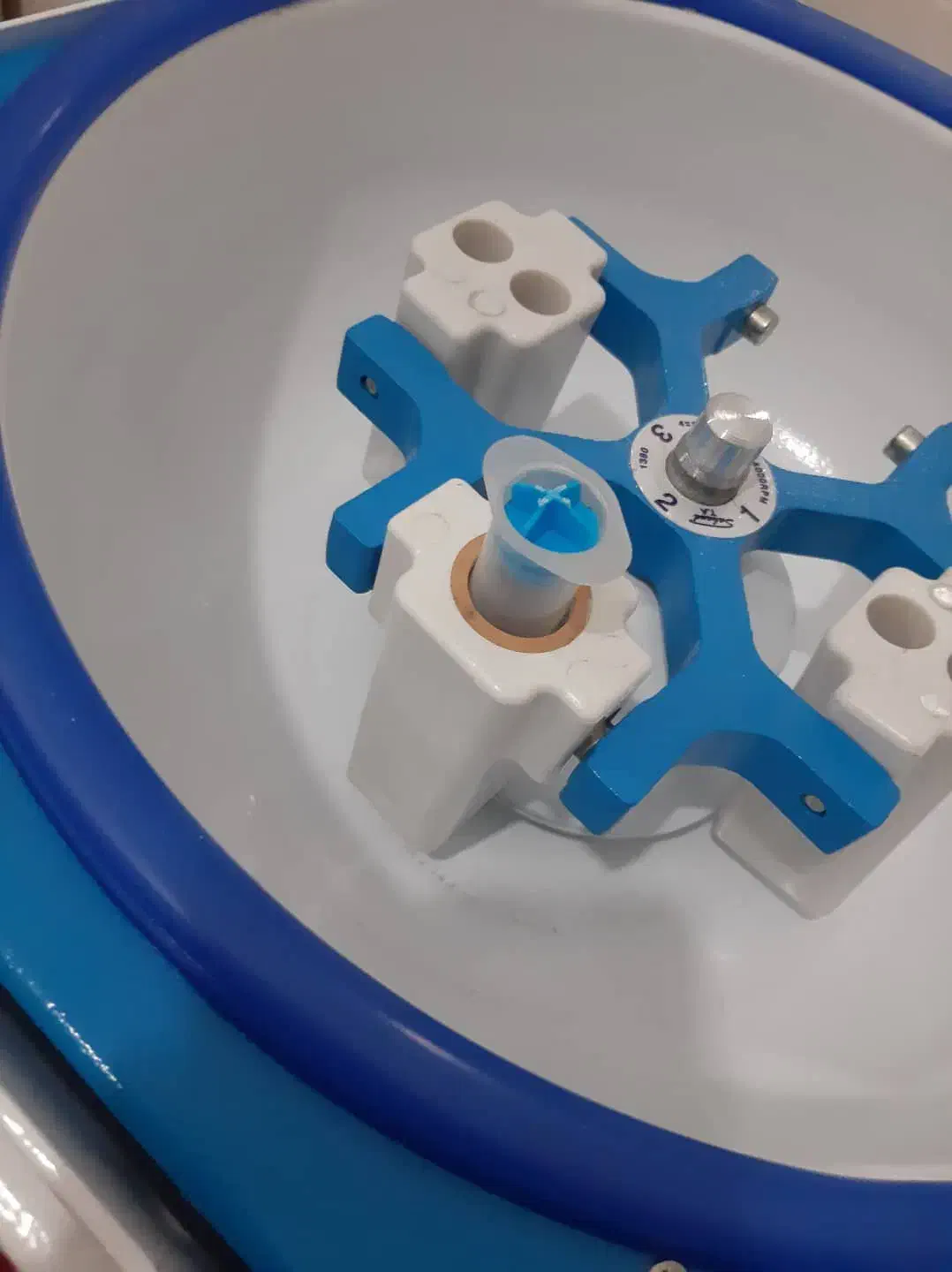 سانتریفیوژ یونیورسال|پزشکی|اصفهان, سرشبادران|دیوار