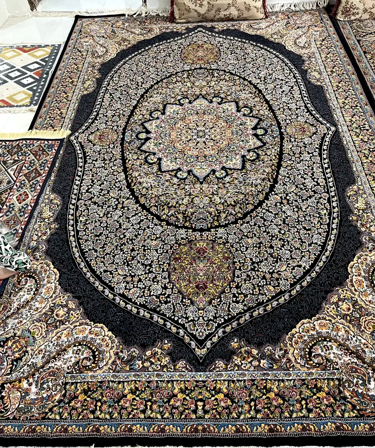 فرش ۱۲ متری ۷۰۰ شانه تراکم ۲۵۵۰ تراکم|فرش|میناب, |دیوار