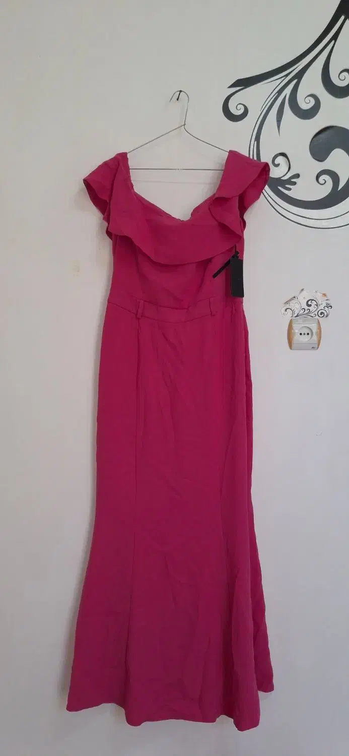 تعدادی لباس در حد نو|لباس|قائن, |دیوار