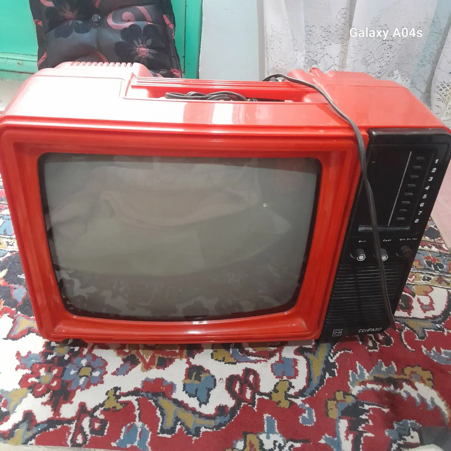 تلویزیون قدیمی ۱۶ اینچ قدیمی قرمز توشیبا|تلویزیون و پروژکتور|ابریشم, |دیوار