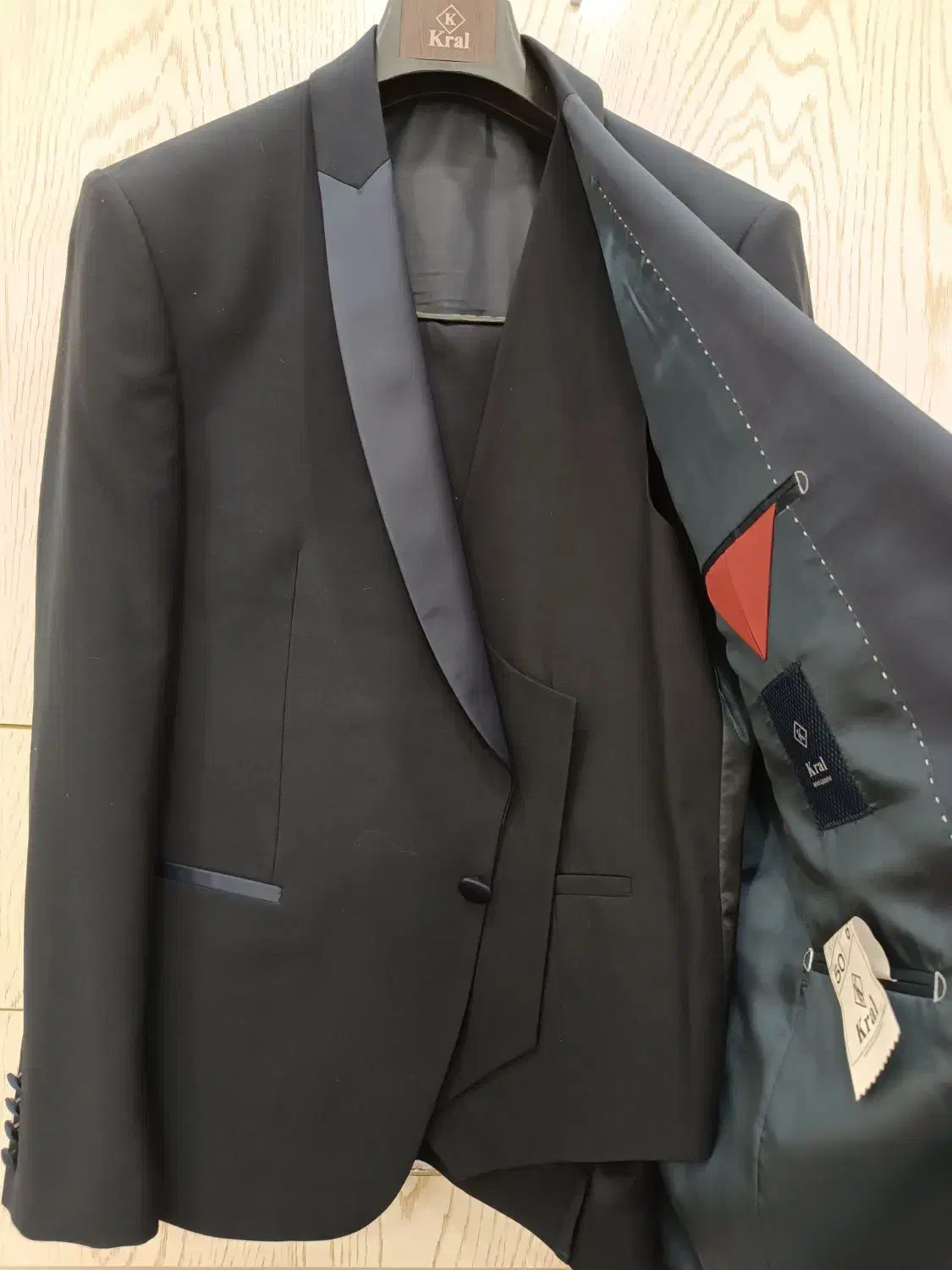 کت و شلوار|لباس|قائن, |دیوار