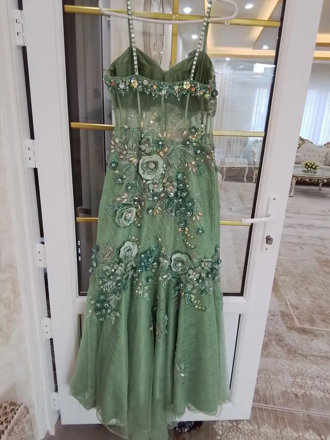 لباس مجلسی|لباس|قروه, |دیوار