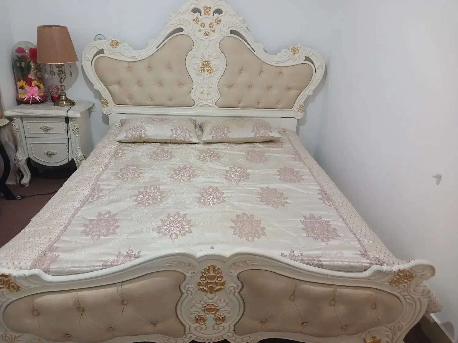 تخت خواب و تشک و دوتا پاتختی سالم و شیک|تخت و سرویس خواب|خرمدره, |دیوار