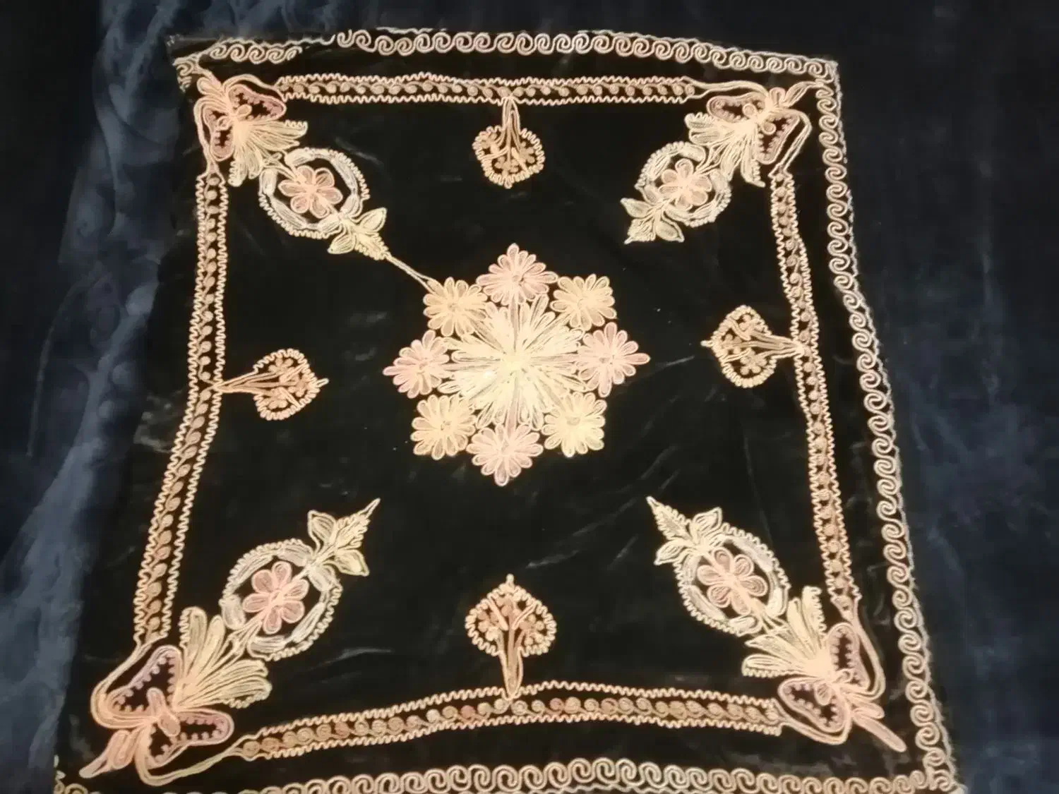 رومیزی عتیقه با قدمت 80 ساله|کلکسیون اشیاء عتیقه|شیراز, فرهنگ شهر|دیوار