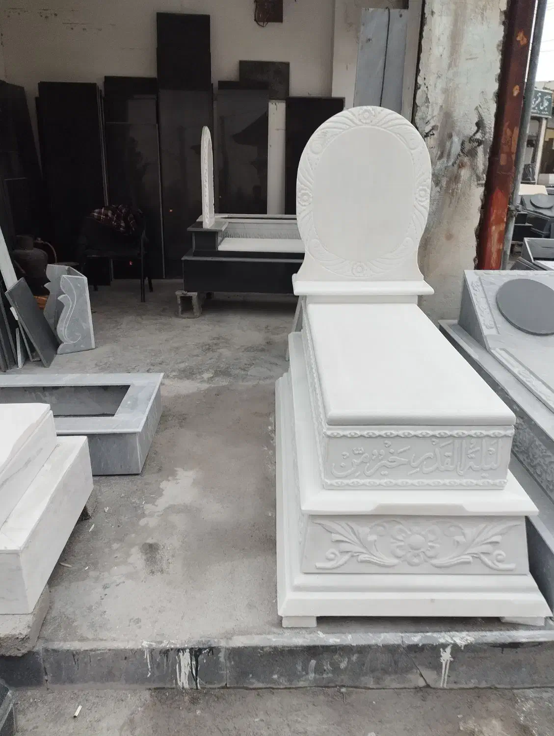 سنگ مزار دوستوندی|مجسمه، تندیس، ماکت|کرمانشاه, |دیوار