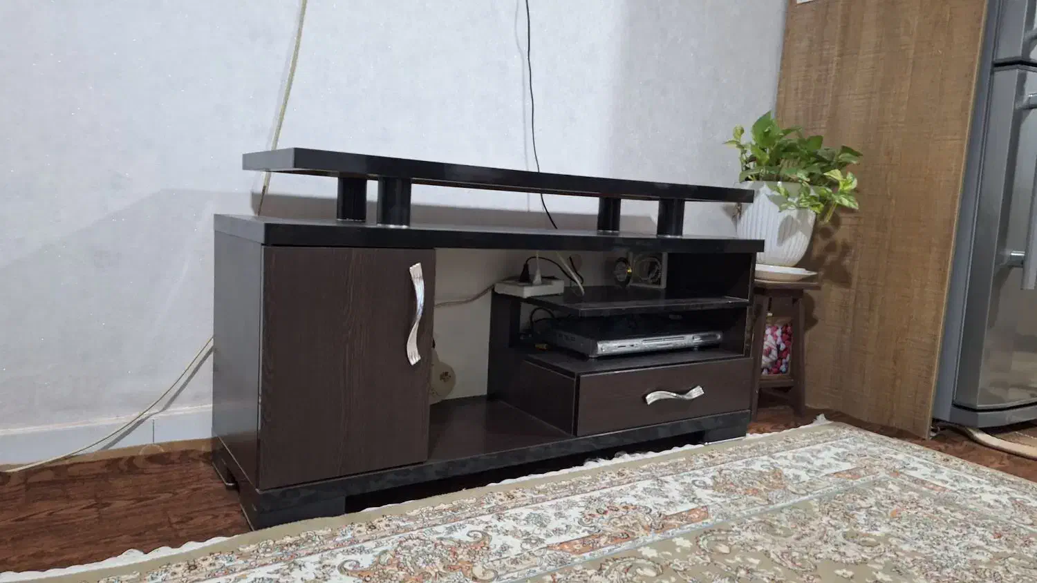 میز تلویزیون چوبی تمیز و در حد نو|میز تلویزیون|محمدشهر, همایون ویلا|دیوار