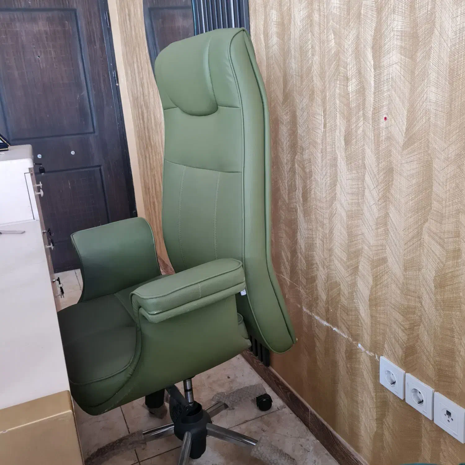 صندلی مدیریت|مبلمان اداری|رشت, نامجو|دیوار