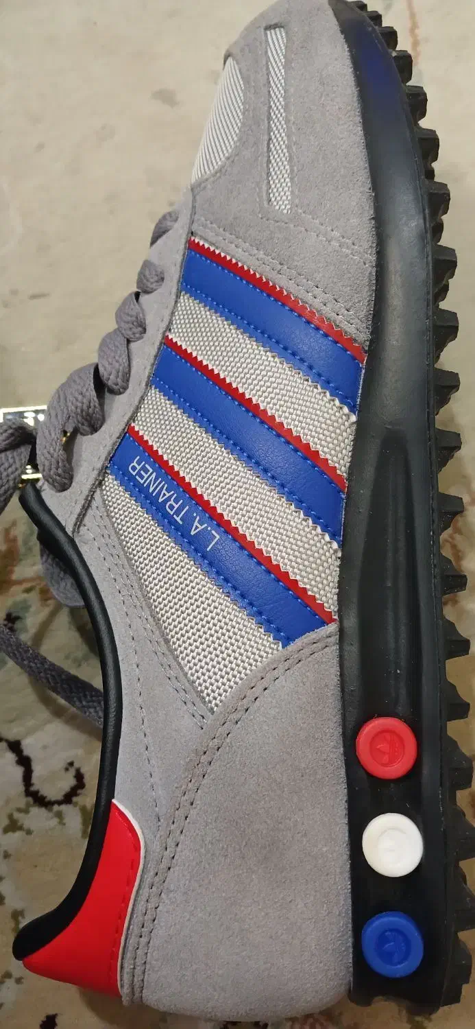 کتونی آدیداس اصلی|کیف، کفش، کمربند|ری, شهید غیوری (ابن باویه)|دیوار