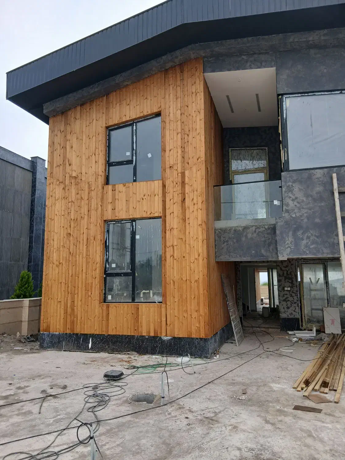 نصب چوب ترمو نما ساختمان سازنده پله گرد با پلی وود|خدمات پیشه و مهارت|رشت, منظریه|دیوار