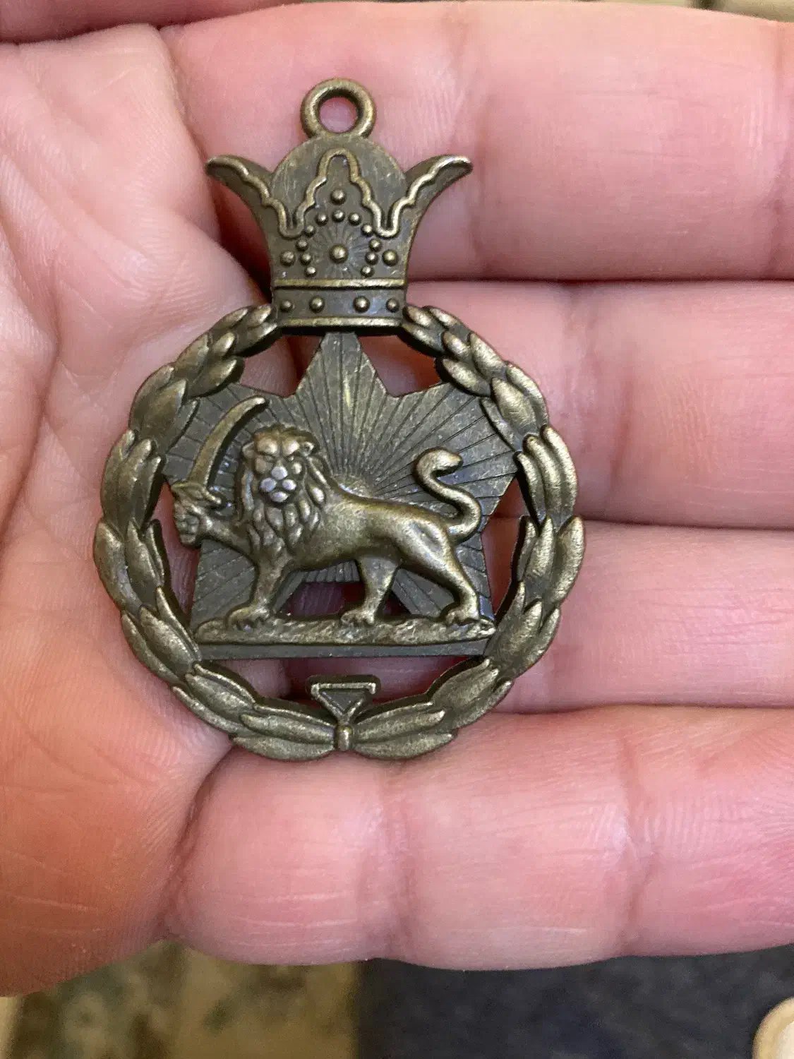 آویز دو رو شیر و خورشید و تاج پهلوی|کلکسیون اشیاء عتیقه|یزد, |دیوار