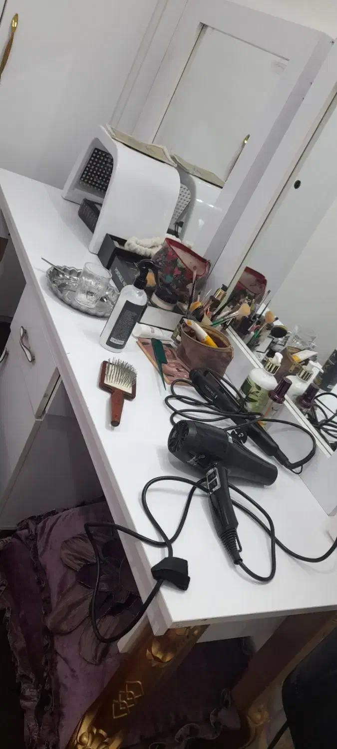 میزناخن دونفره|آرایشگاه و سالن‌های زیبایی|مشهد, نیزه|دیوار