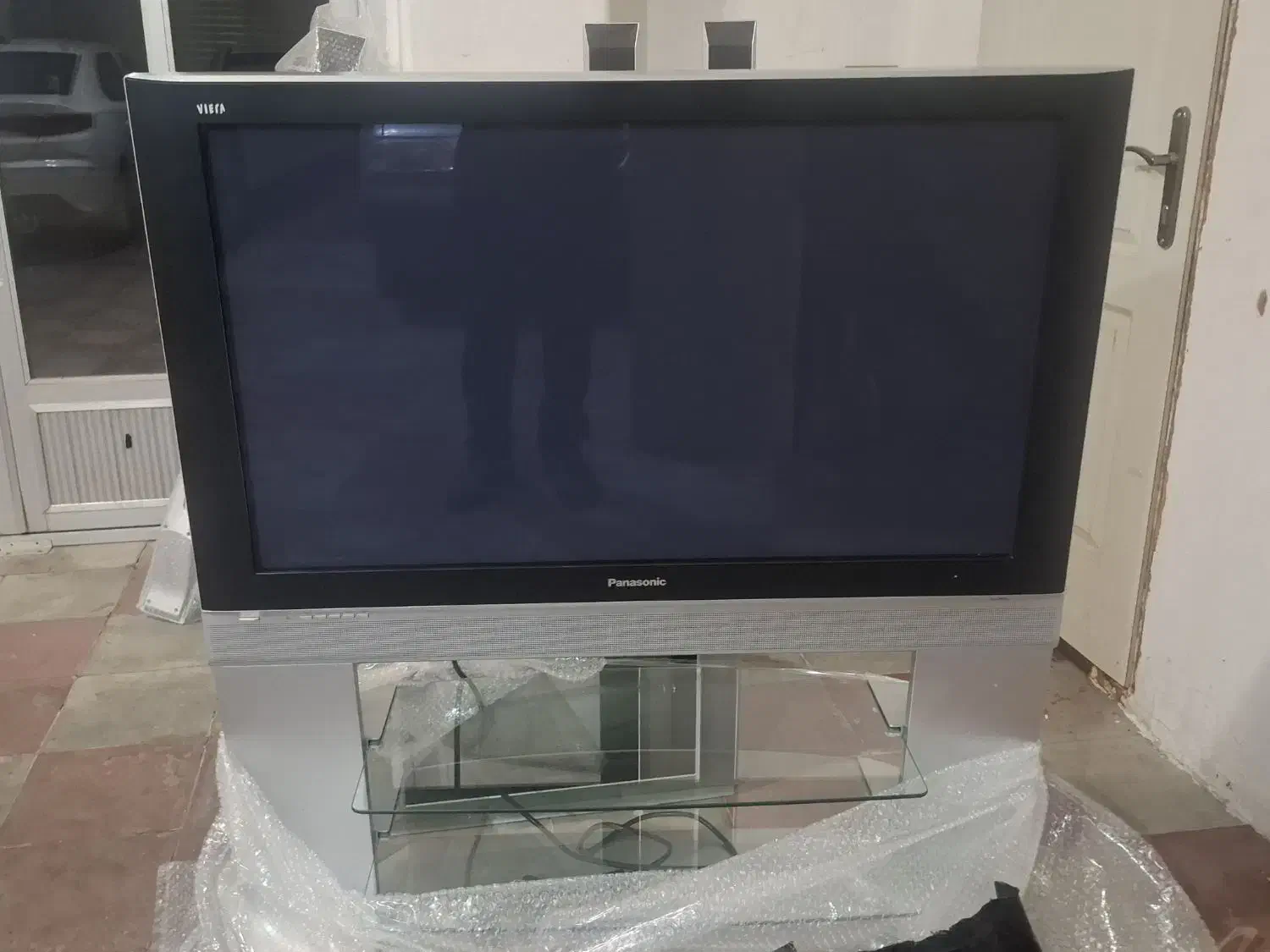 فروش فوری تلویزیون و میز|تلویزیون و پروژکتور|تبریز, |دیوار