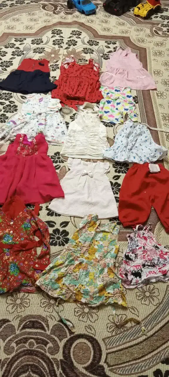 لباس دخترانه و کفش ۴۰عدد ۲۰۰تومن|کفش و لباس بچه|رشت, سعدی (تختی)|دیوار