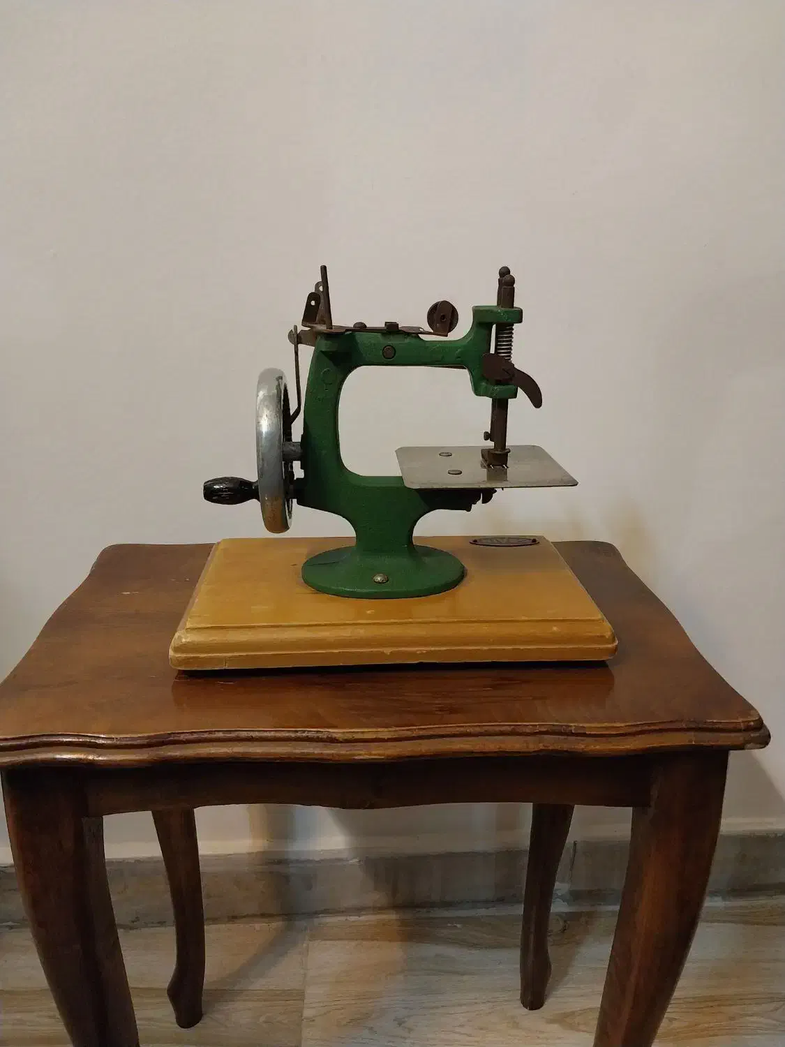 چرخ خیاطی قدیمی انگلیسی با قدمت بالای 80 سال|کلکسیون اشیاء عتیقه|تهران, جنت‌آباد مرکزی|دیوار