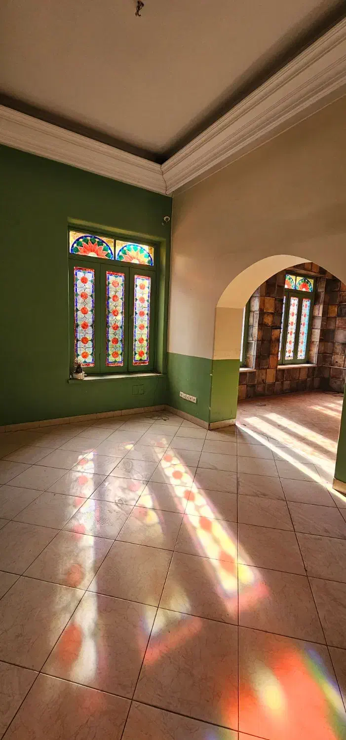 ۸۰۰ متر بنا با ۳۰۰ متر حیاط دربست خ نجات الهی