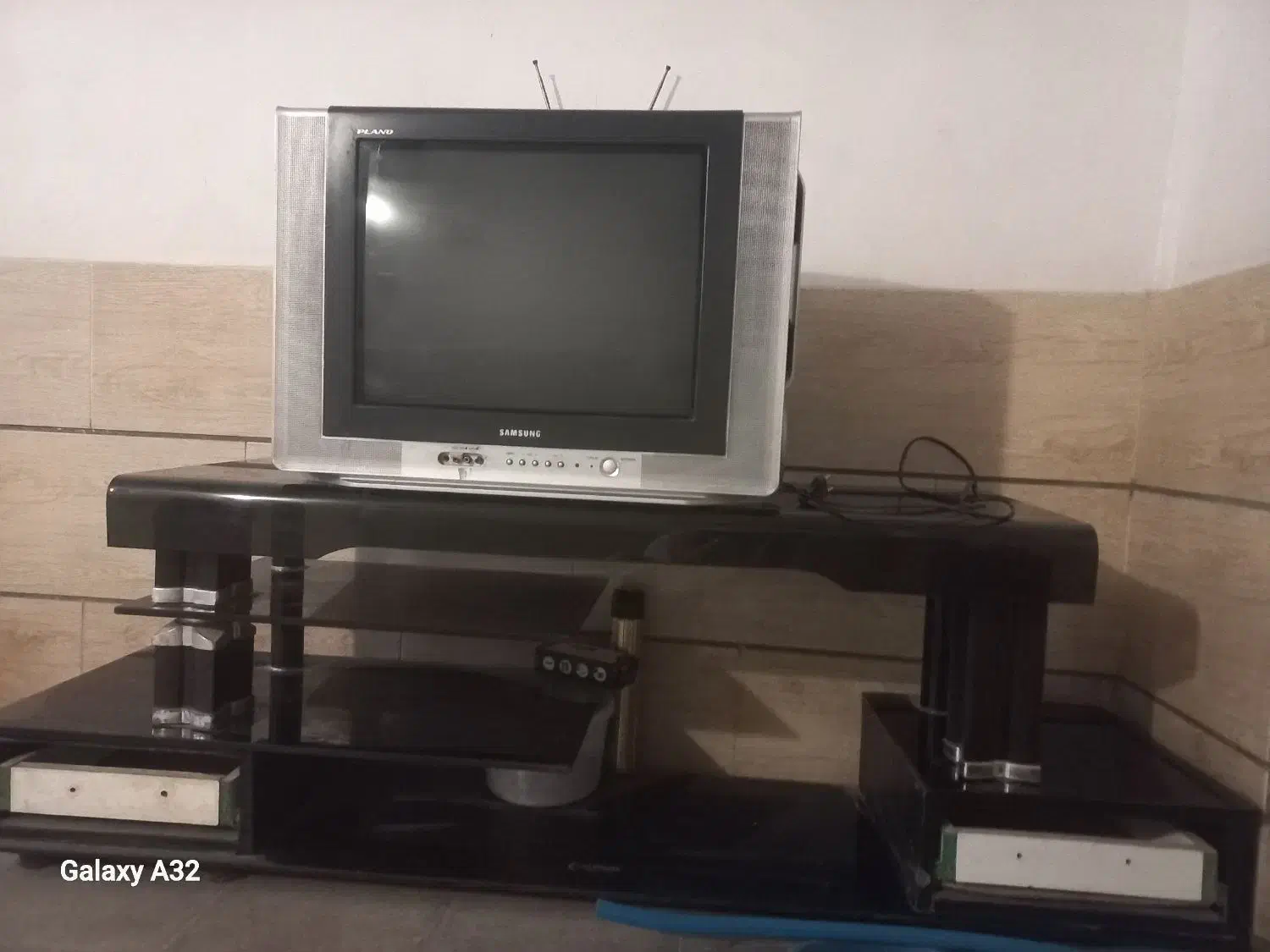 تلویزیون ۲۱ اینچ ومیز تلویزبون|تلویزیون و پروژکتور|شیراز, شهرک ترکان|دیوار