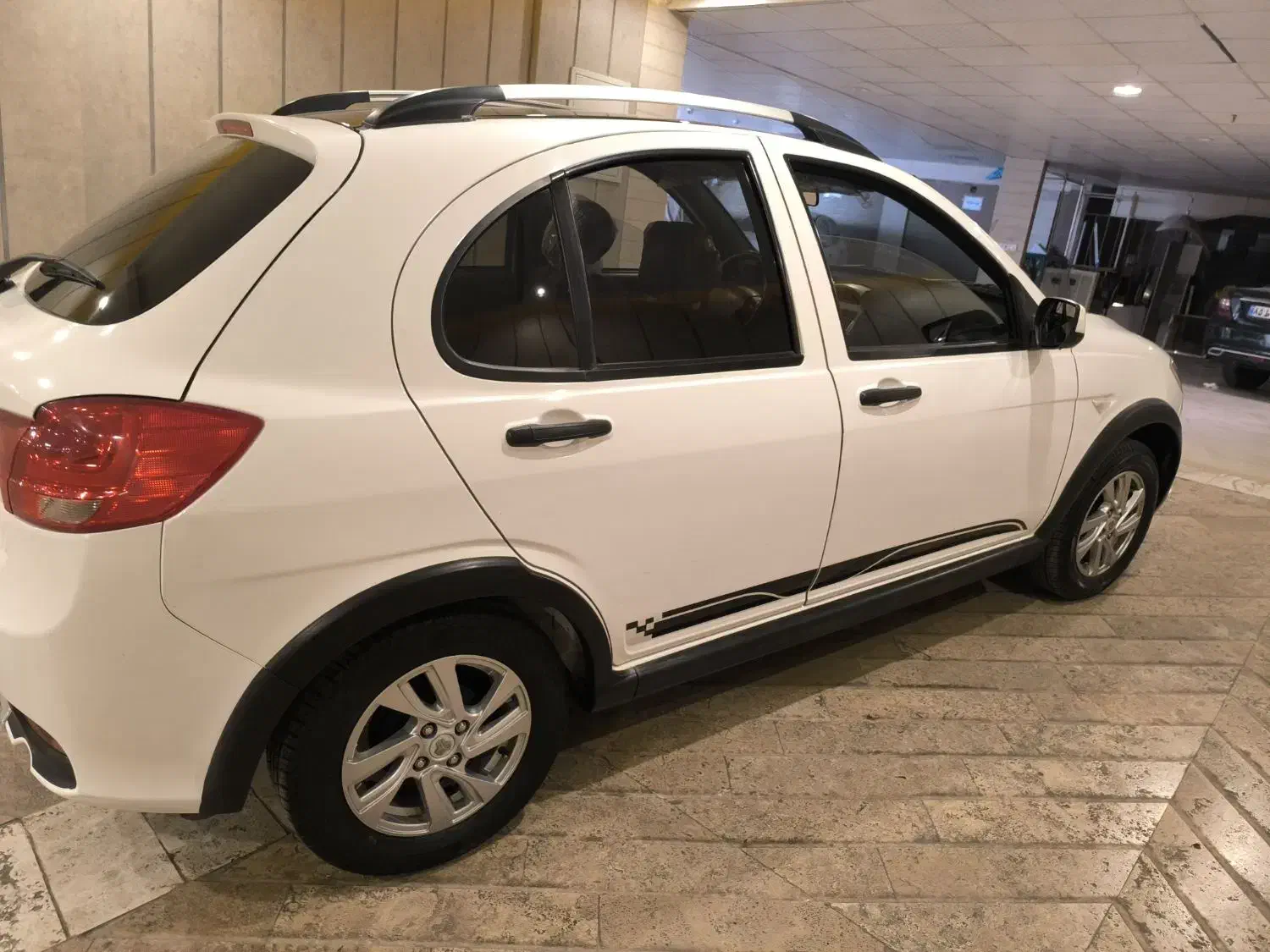 کوییک R سفید مشکی با رینگ آلومینیومی|خودرو سواری و وانت|شیراز, فرهنگ شهر|دیوار