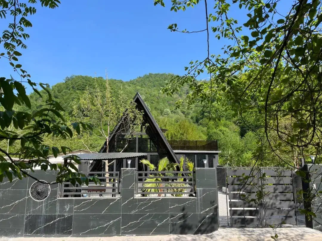 اجاره کلبه سوئیسی جنگی با آتشکده 43|اجارهٔ کوتاه‌مدت ویلا و باغ|رشت, نظری|دیوار