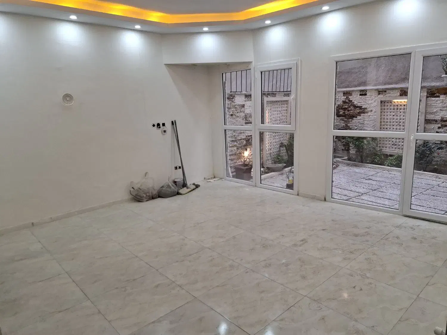 ۹۳ متر نزدیک مترو با حیاط اختصاصی خیابان دامپزشکی