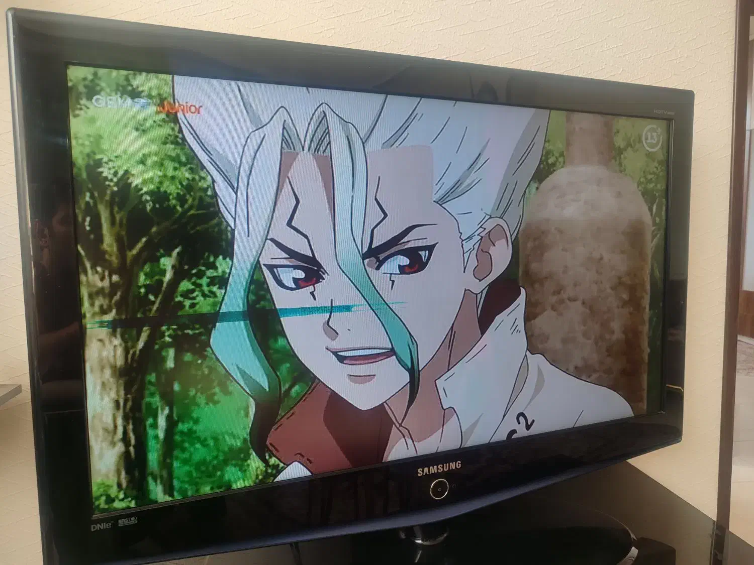 تلویزیون به همراه میز تلویزیون|تلویزیون و پروژکتور|شاهینشهر, شهرک گلدیس|دیوار