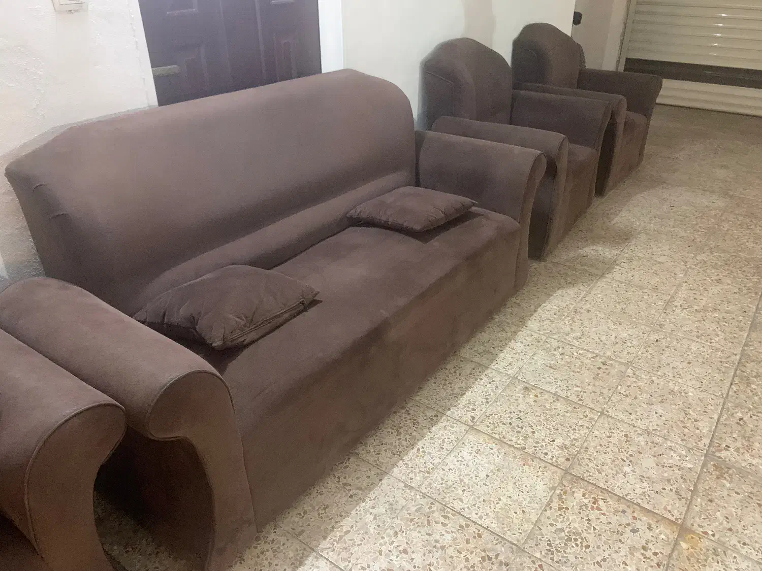 Beفروش مبل ۷نفره|مبلمان خانگی و میز عسلی|لشت نشا, |دیوار