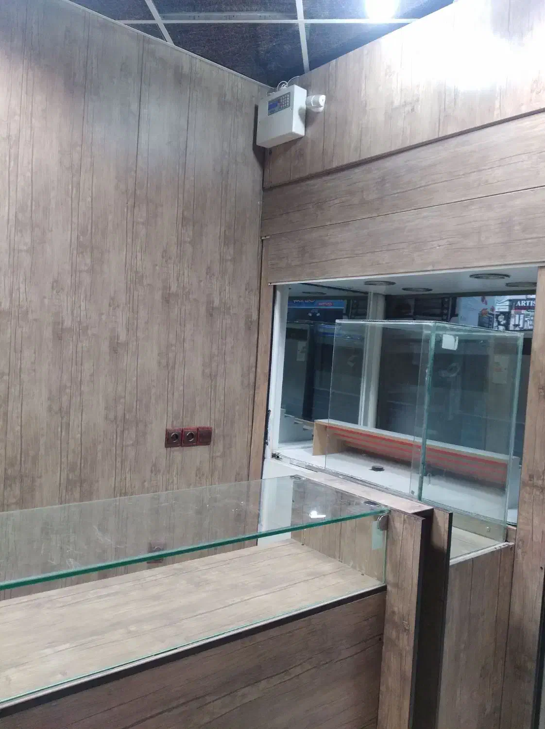 فروش یک باب مغازه واقع در پاساژ طلا|فروش مغازه و غرفه|بافت, |دیوار