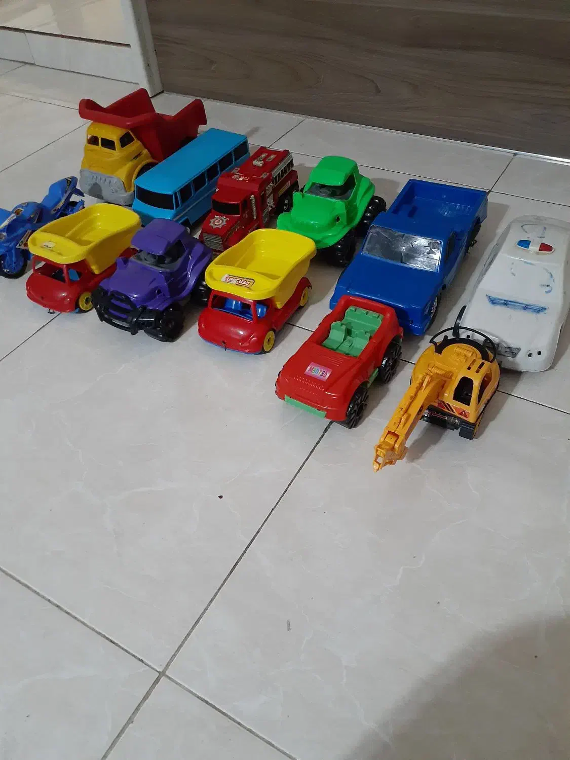 اسباب بازی ماشین|اسباببازی بچه|بومهن, |دیوار