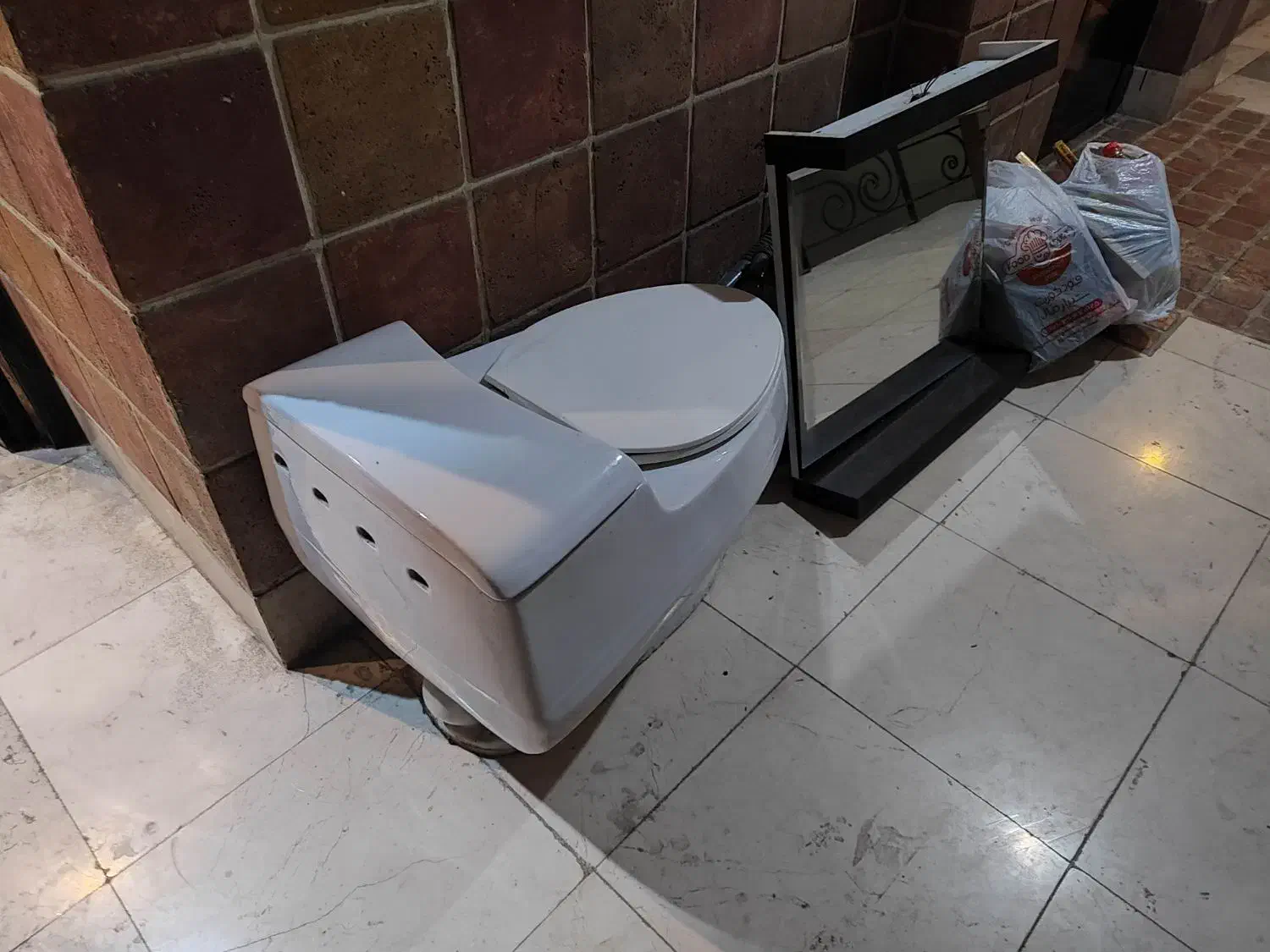 توالت فرنگی کارکرده ولی تمیز و نو....|لوازم سرویس بهداشتی|شیراز, ارم|دیوار