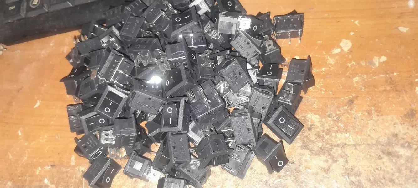 کلید راکر و لامپ ال ای دی|ریسه و چراغ تزئینی|محمدشهر, محمدشهر|دیوار