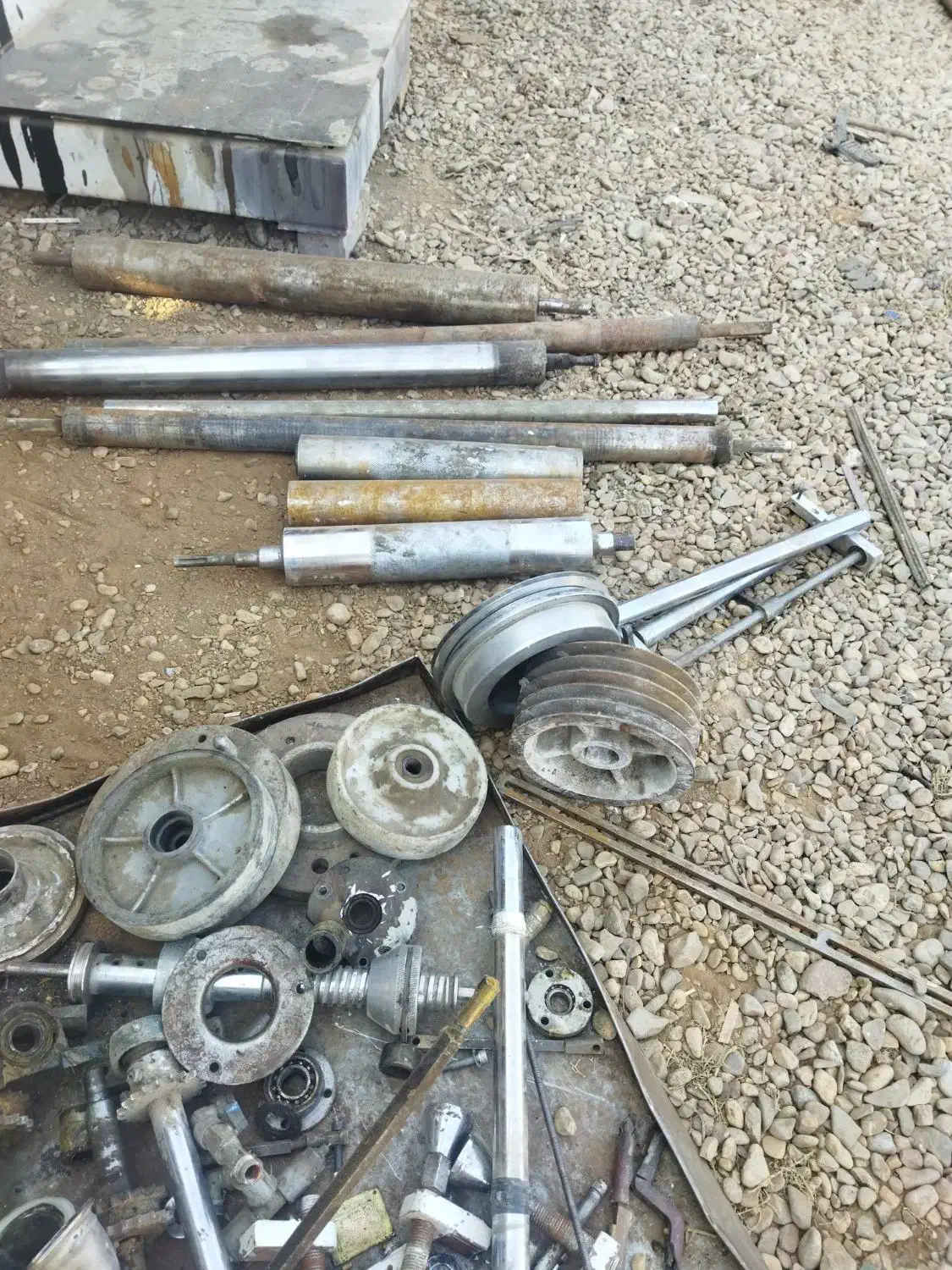 مقداری لوازم صنعتی|ابزارآلات|فیروزه, |دیوار