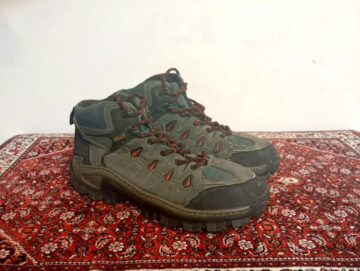 بوت پوتین کوهنوردی اورجینال|کیف، کفش، کمربند|همدان, |دیوار