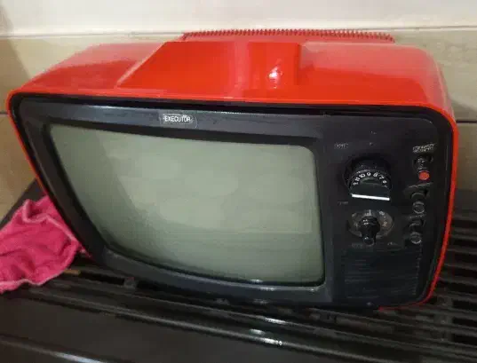 تلویزیون سیاه سفید قدیمی|تلویزیون و پروژکتور|دزفول, |دیوار