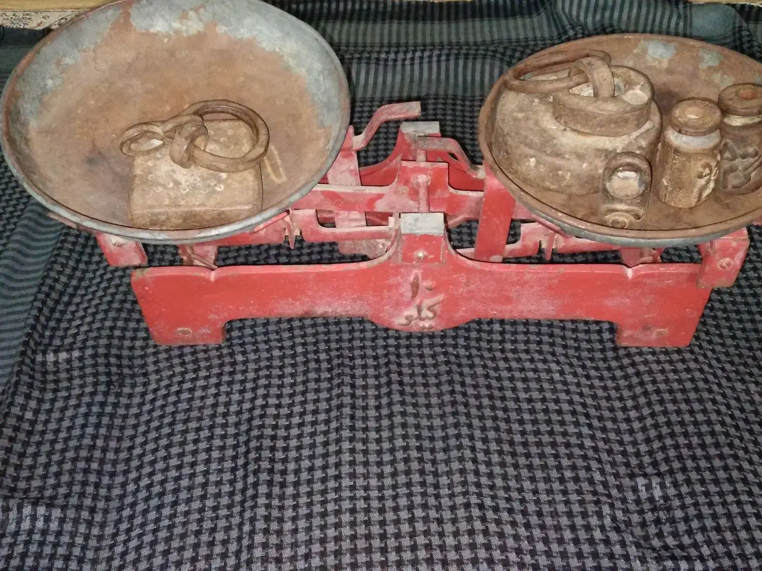 ترازو دو کفه ای قدیمی|کلکسیون اشیاء عتیقه|کاشان, عربها|دیوار