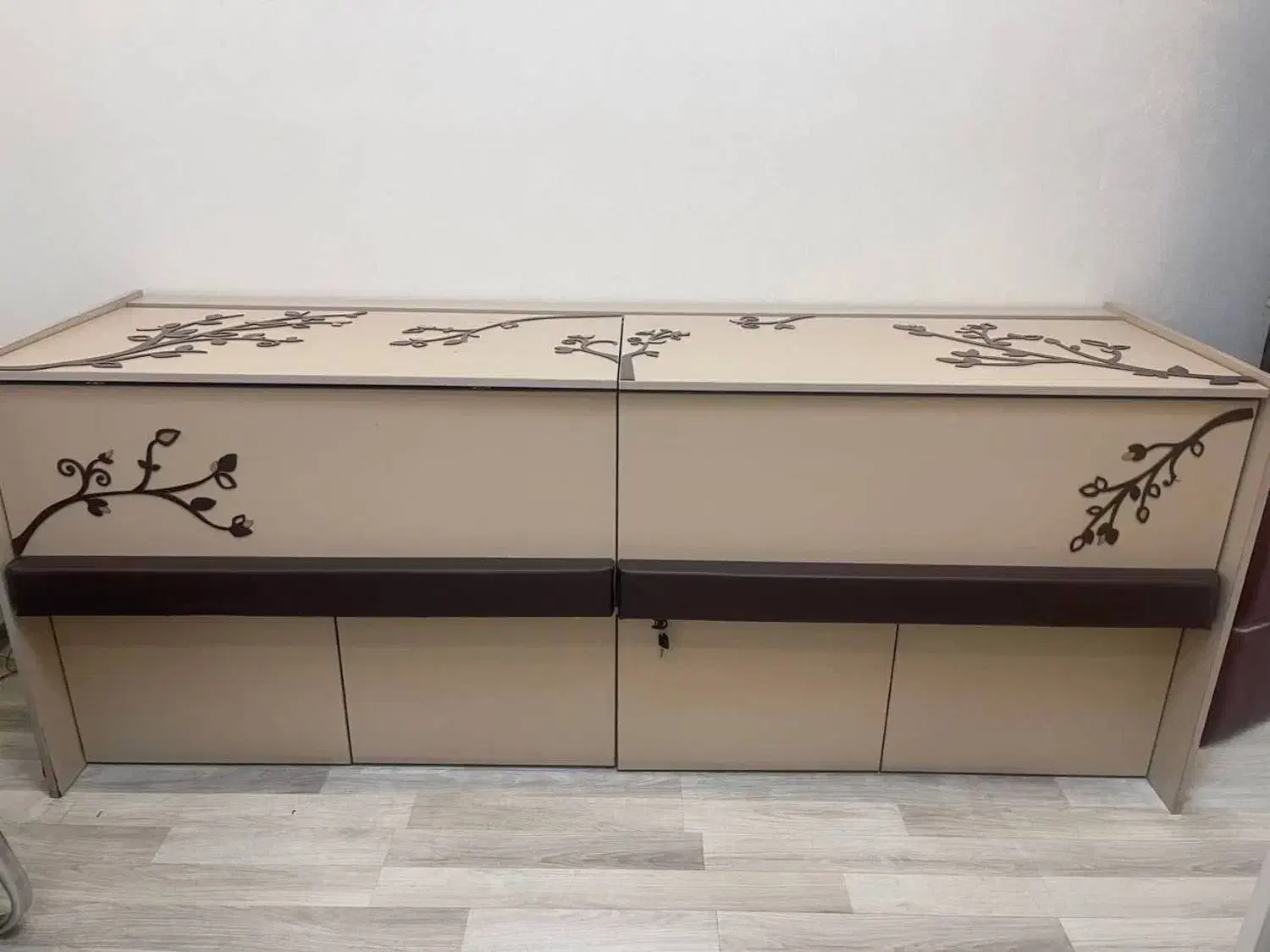 میز منشی و صندلی انتظار چوبی و شیک|مبلمان اداری|تهران, نیروی هوایی (پیروزی)|دیوار