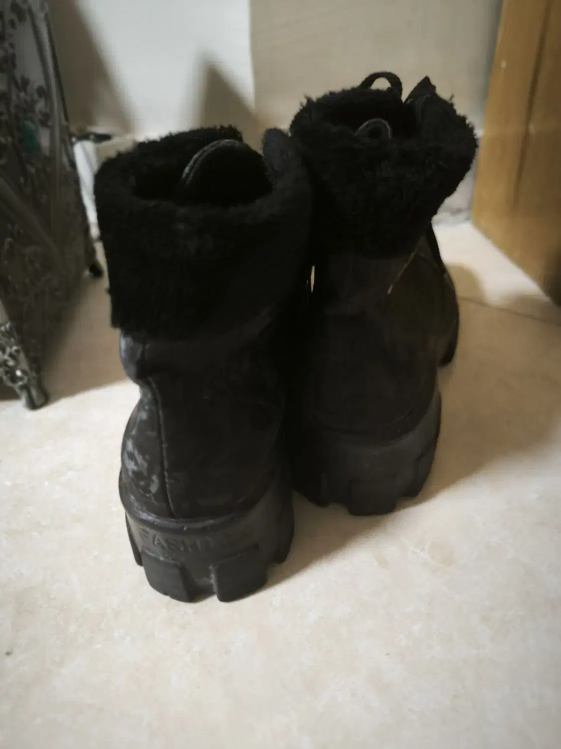 بوت لژ دار|کیف، کفش، کمربند|اصفهان, شیخ اشراق|دیوار